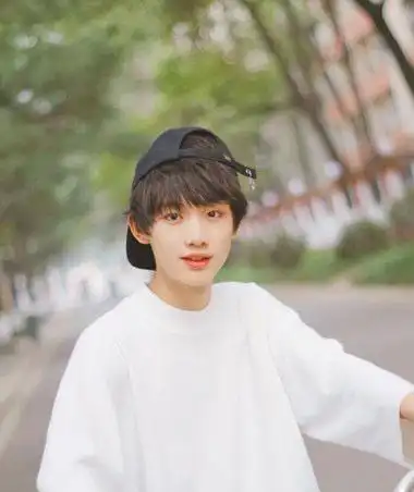 少年明星丁程鑫的发型阳光帅气充满活力感