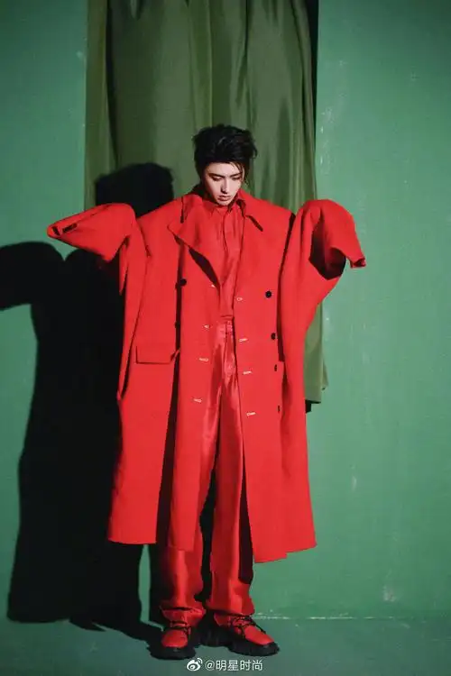 蔡徐坤时尚大片,如火红衣与绿幕相映,大胆的色彩对比