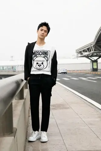 简介:茅子俊简约帅气机场照图片,分享一组茅子俊图片给大家,图中的