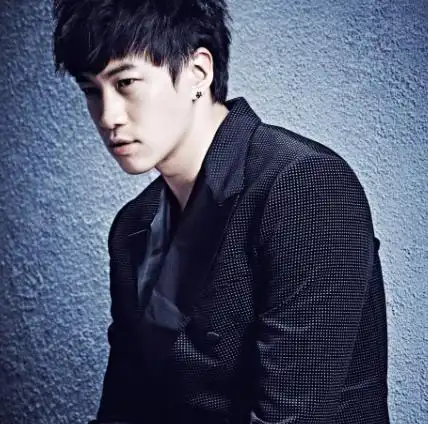 何润东与妻子外出吃饭,幸福快溢出来了