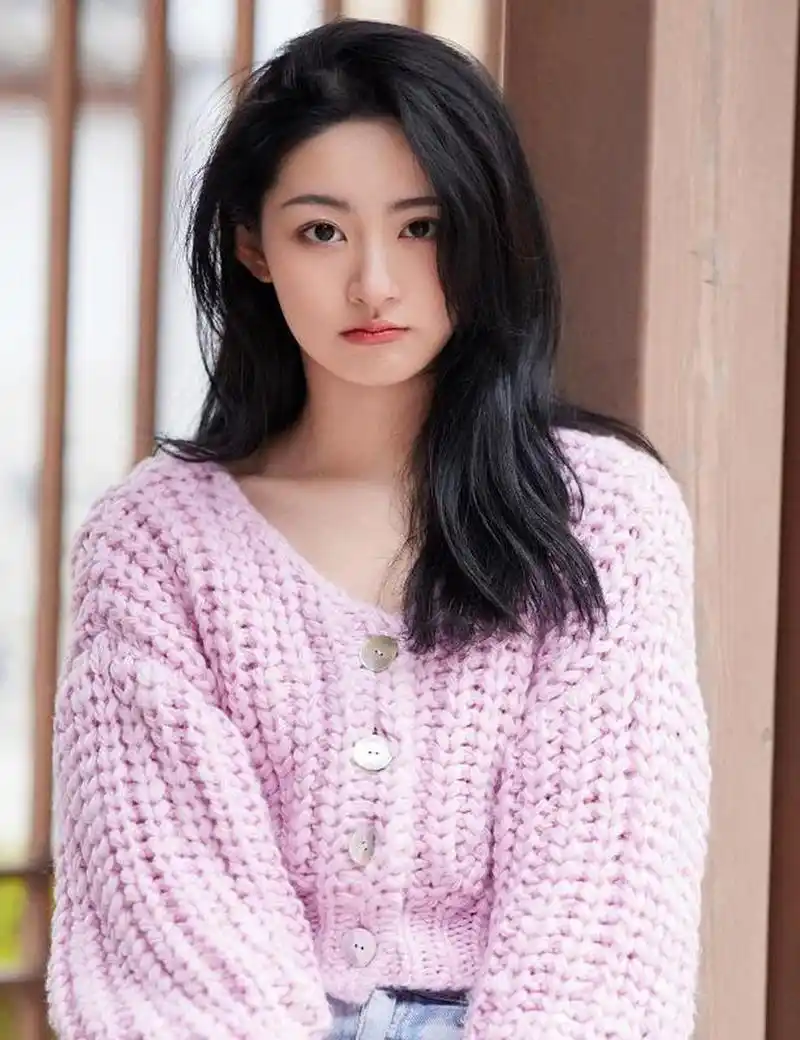 "妈妈"于正又为旗下艺人许凯发声了,他称许凯单身