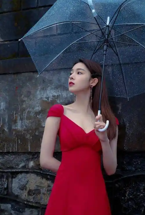 陈瑶真会穿俏皮两件套搭蓝色牛仔裤身材和穿搭都不让人失望