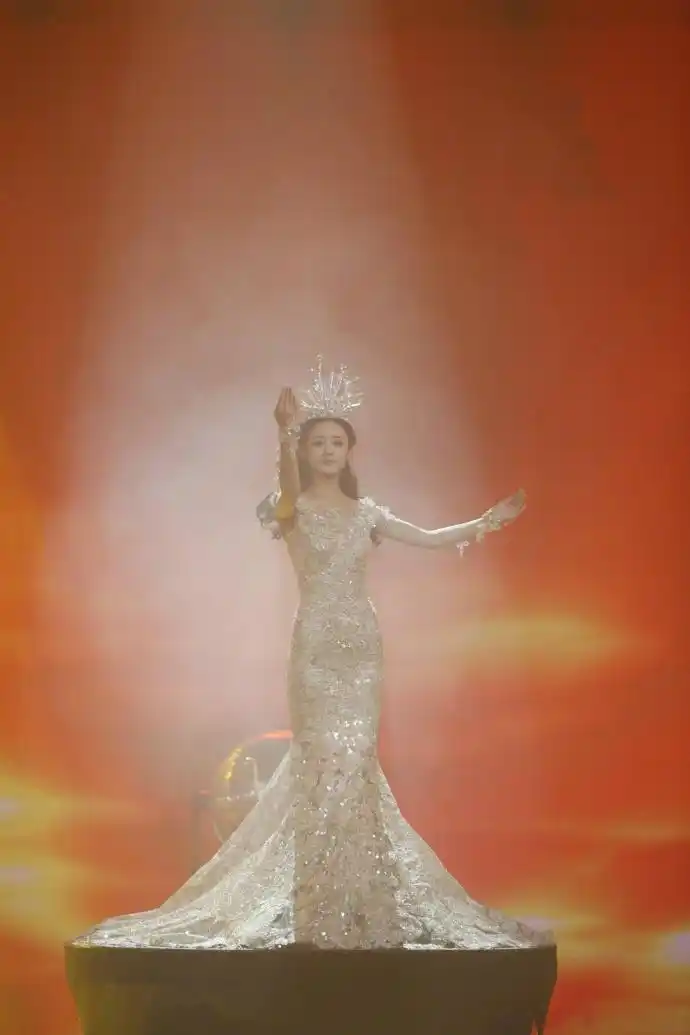 赵丽颖身穿一袭金色的鱼尾长裙,配合耀眼的皇冠,十分华美,惊艳全场!