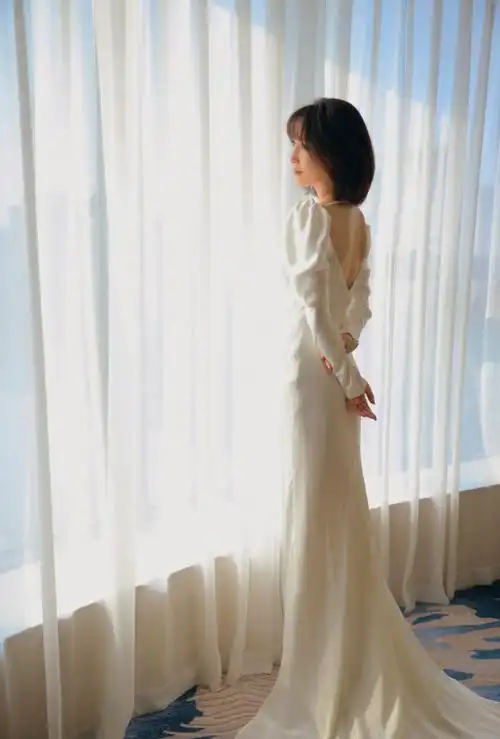 原创40岁谢楠留长发也太美了锁骨发配挂脖吊带美得像换了个人