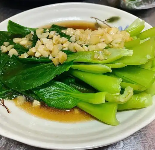 r]做法:[一r] 洗干净小白菜,下开水锅,放一点盐,煮2分钟,捞出摆盘备用