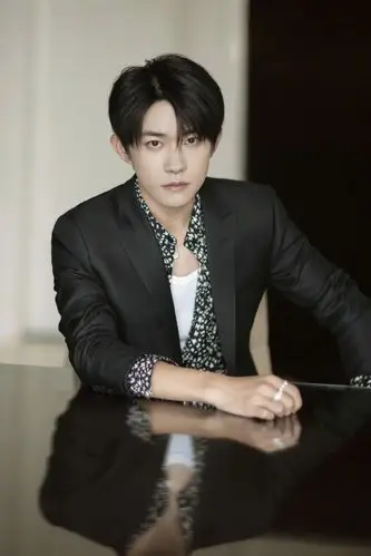 易烊千玺2020全新单曲粉雾海梦幻上线