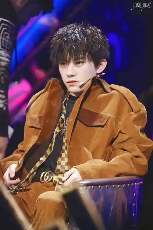 易烊千玺超话  2018 /0319 /180319  这就是街舞录制  小孩在外面不