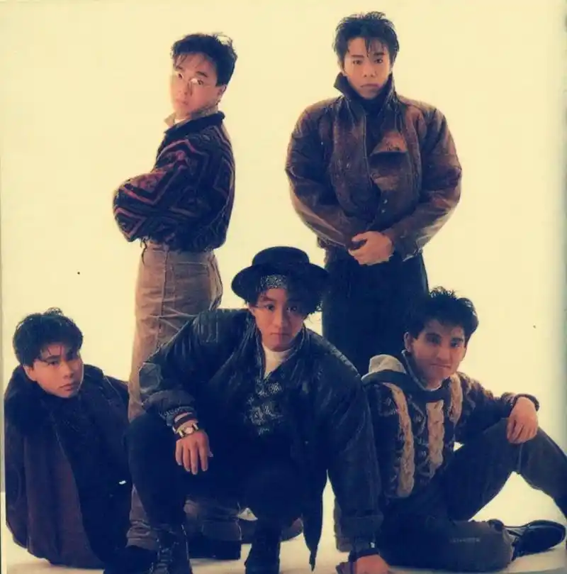 黄家驹和伍佰# 一组beyond乐队五人时期照片,分别是黄家驹,黄贯中