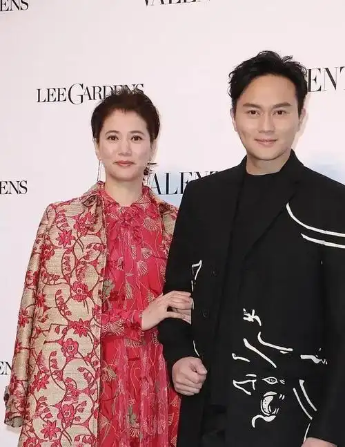 袁咏仪不像50岁?穿印花裙配外套与老公同亮相,同龄人看了都羡慕