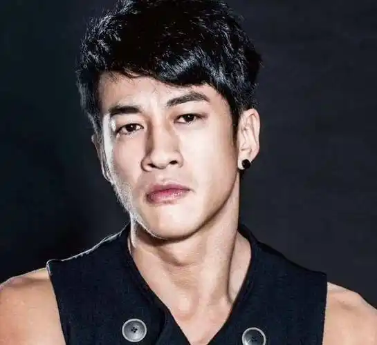 转行做导演,为新剧卖3台千万豪车,老婆依然不离不弃_沧桑感_眼神_近照