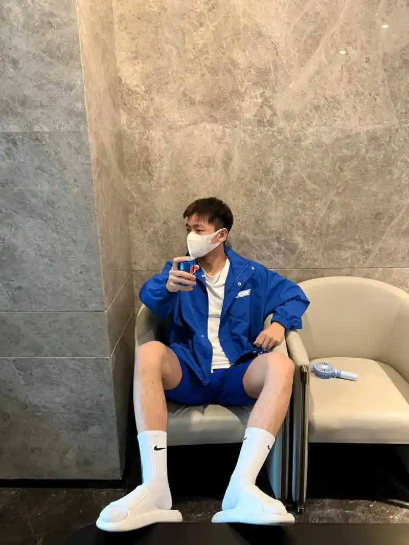 本人01年的,21岁,身高182体重130斤,短发,喜欢拍照 - 抖音