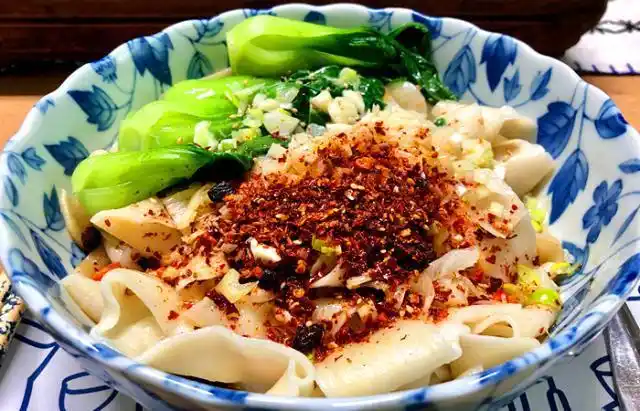 分享正宗陕西油泼面的做法,劲道爽口,香辣入味,吃2碗才过瘾