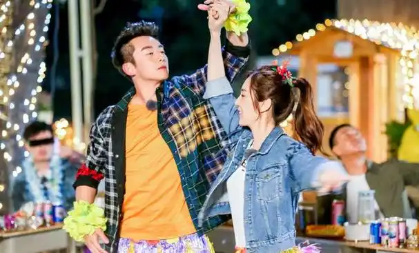 爆!王晓晨恋爱后,不顾及形象和男朋友争吵,竟还在家门口抽起烟