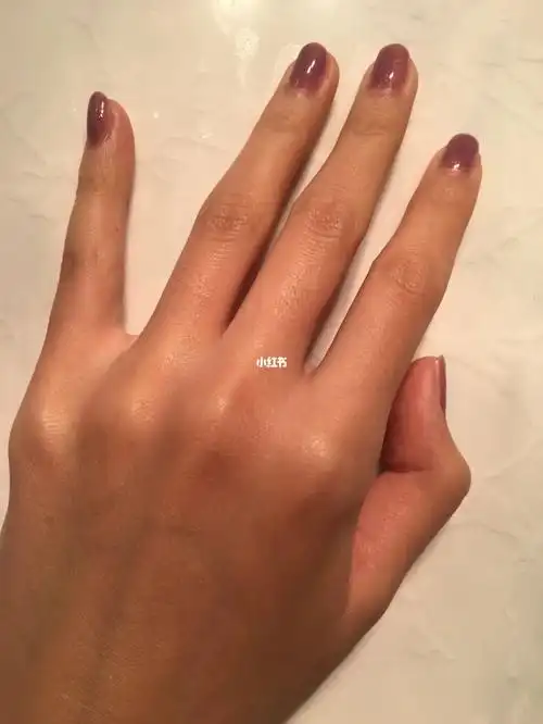 不同光源都很适合黄黑皮的美甲颜色