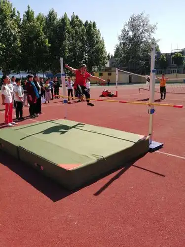 跳高运动员跳出了高度,跳出了风采!