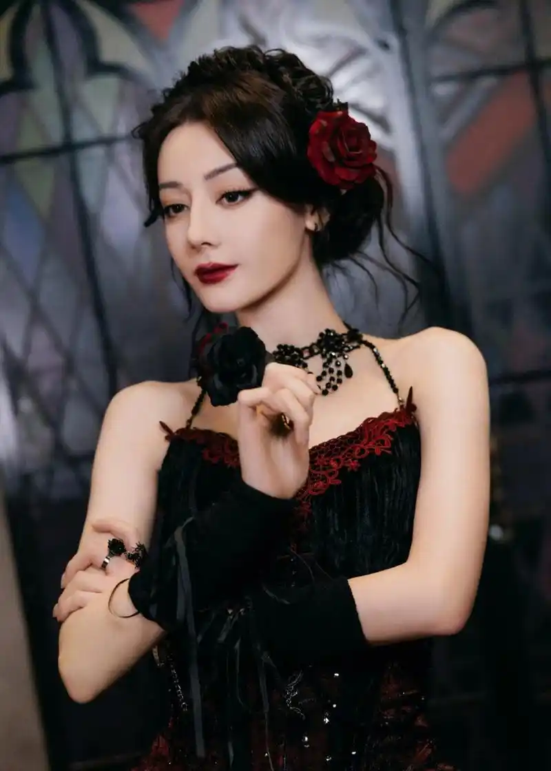 开始推理吧# 迪丽热巴哥特风造型,黯夜玫瑰,摄人心魂.#动态连更挑