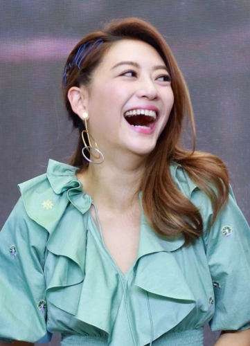 狂耍宝!应采儿的表情包来了