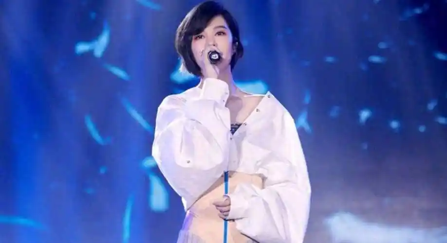 着也应该跟周笔畅平起平坐,可现在她的出场费居然不如谭维维和郁可唯