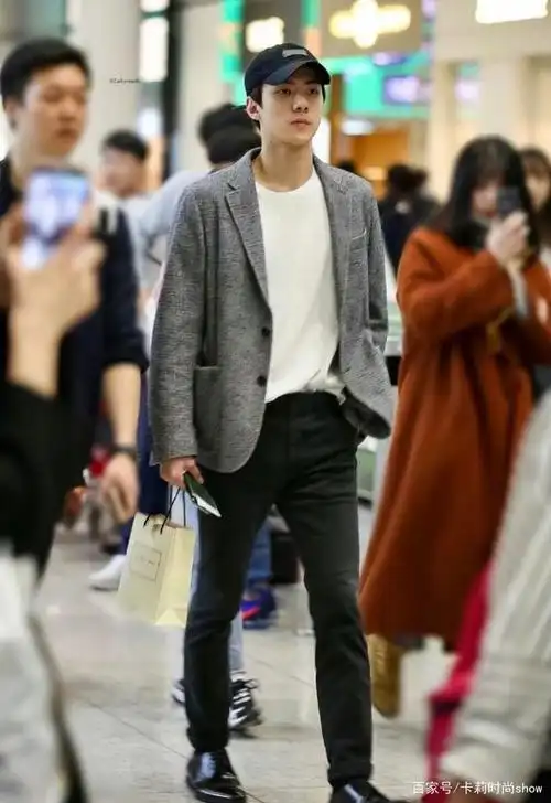 94年吴世勋太有男友范,黑色西装配扎染衬衫,184身高太抢眼