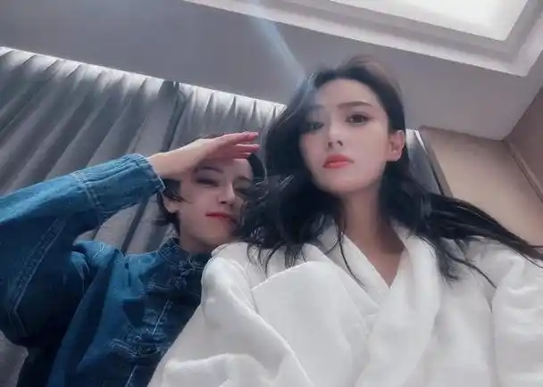 张馨予晒与迪丽热巴合照,闺蜜俩贴脸卖萌,颜值气质不相上下