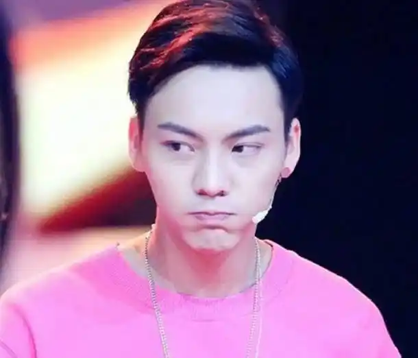 杨洋也是身着嫩粉色西装,还配着满屏幕的桃花.