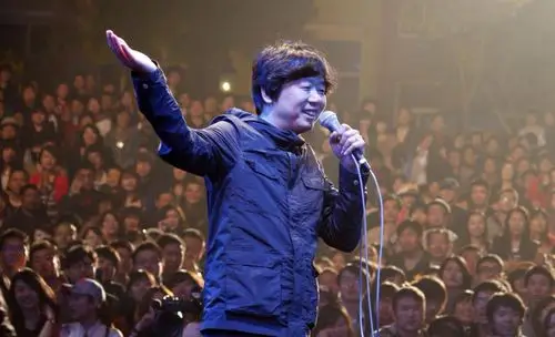 51岁歌手老狼近照,隐瞒了32年的老婆,原来是我们熟悉的她