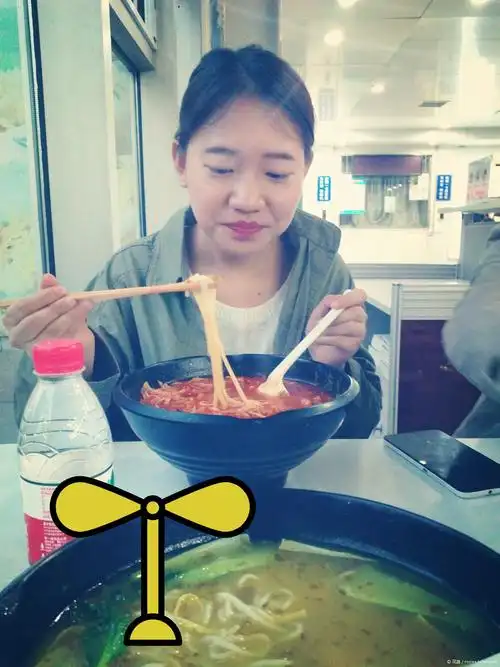 吃饭中坐在我对面的女孩,感慨下皮肤真好.=舍友(韩慧玉)