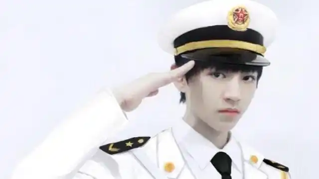 前方高燃现场,王俊凯一袭军装简直帅到人神共愤,直击我的少女心!