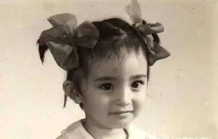 原创杨幂小时候图片与女儿真是太像了如果不是刘恺威抱着真分不清楚