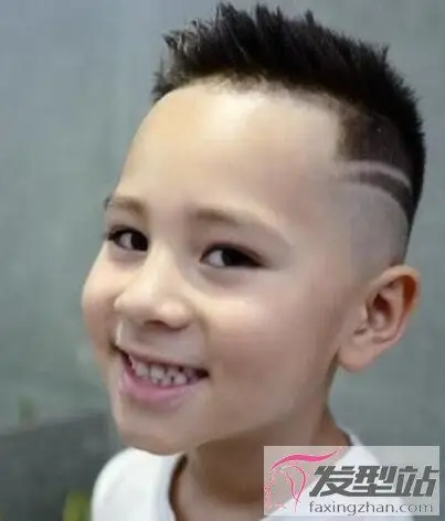 小男孩适合什么发型两边剃短发清爽酷炫