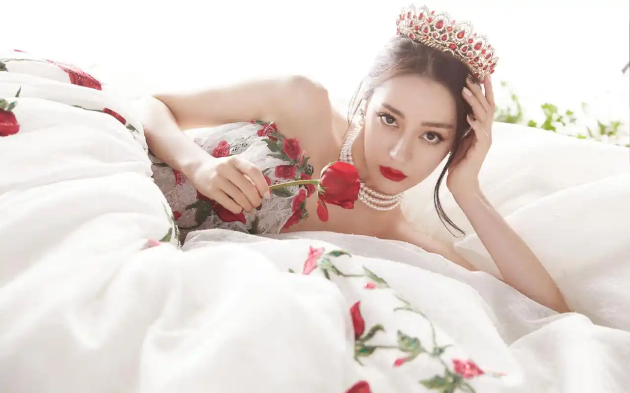迪丽热巴超美刺绣纱裙写真桌面壁纸