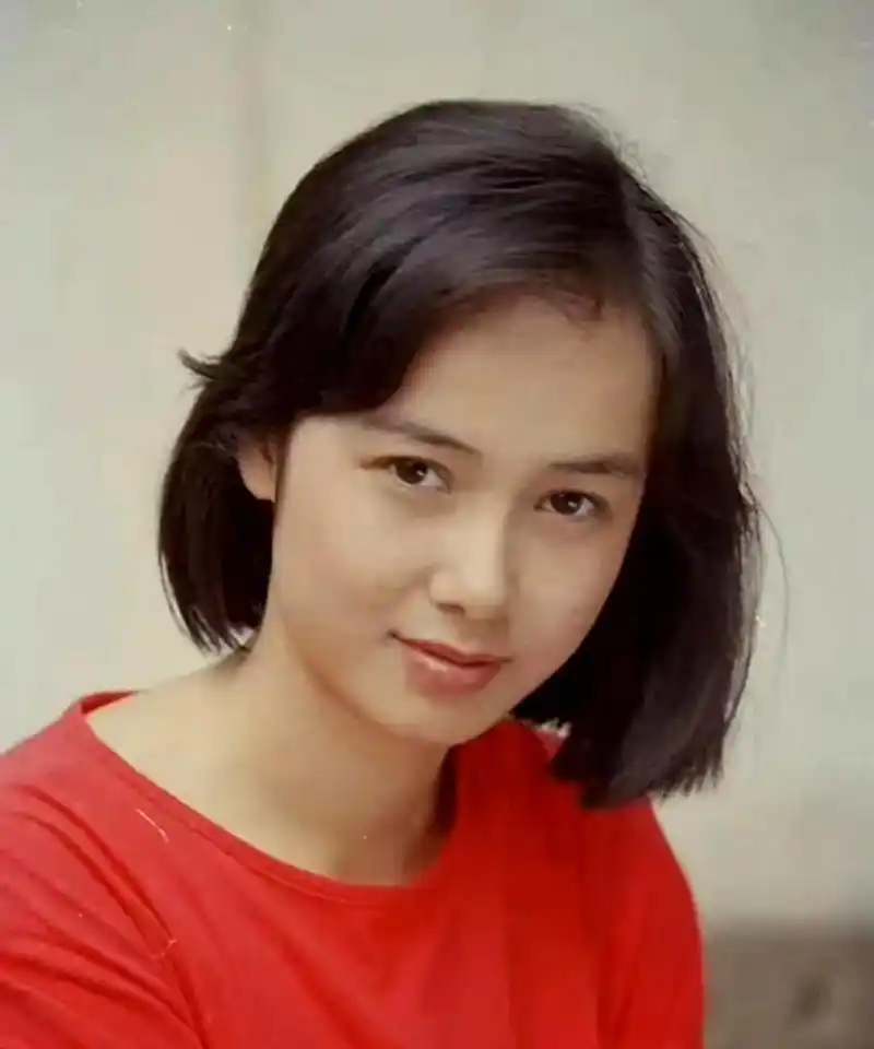 蒋雯丽年轻时相貌出众,虽不至于倾国倾城,但十分迷人,毫不俗气.