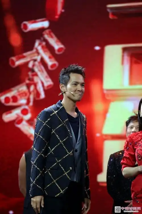 深圳卫视年代秀春晚钟汉良高清图集:酷帅男神也爱卖萌_钟汉良吧_百度