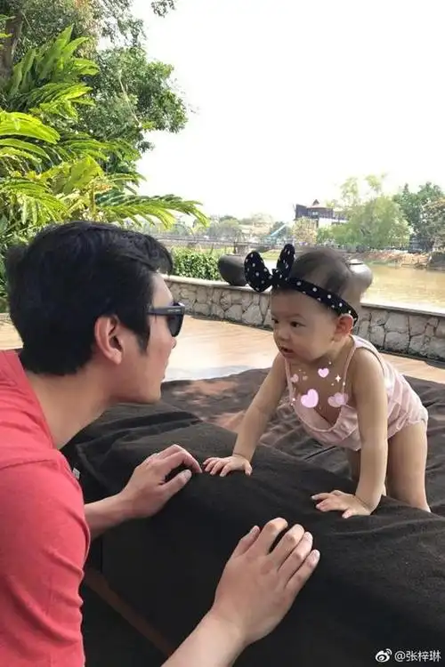 张梓琳晒老公女儿温馨互动照 网友:浪漫都是他们的