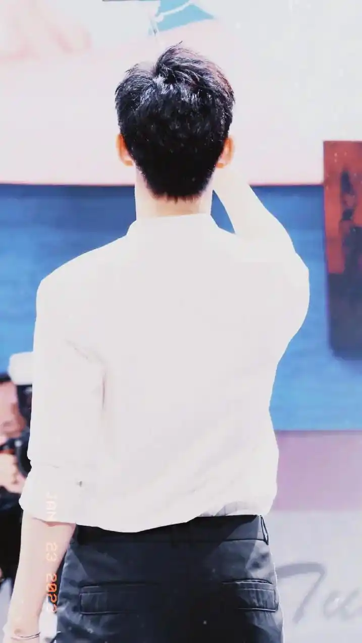 王凯 #背影 #这谁顶得住啊  背后抱抱#越老越有魅力的男 - 抖音