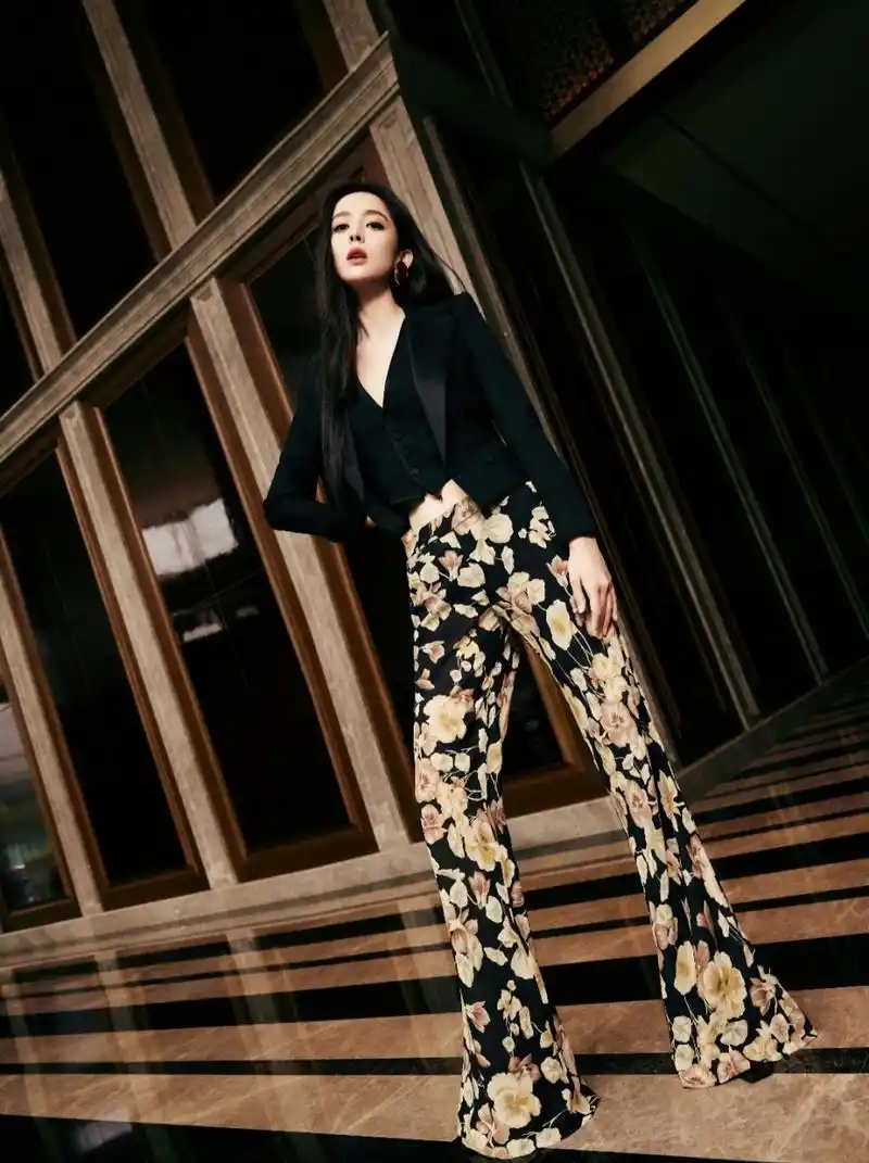 古力娜扎身穿黑色西装搭配印花长裤,时尚靓丽,又美又飒!