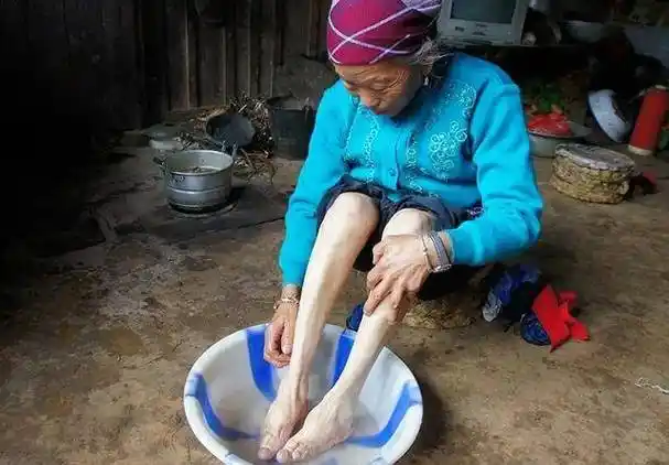 民国三寸金莲:靠小脚"嫁入豪门",洗脚疼到哭,丈夫却爱不释手_女性