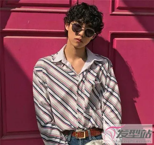 时下流行的男生烫发嬉皮卷烫发复古洋气