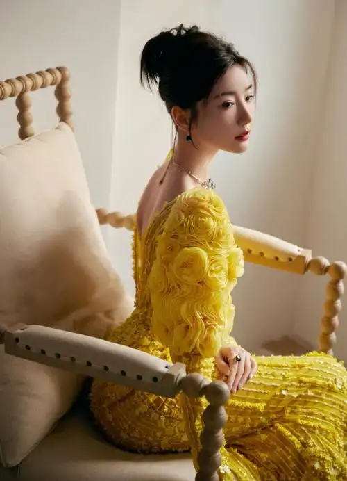 毛晓彤穿深v黄裙大秀好身材站窗边侧颜精致2