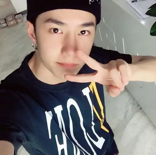 王一博式"比耶",这么新鲜的一博真的是太可爱,居然还有小心心