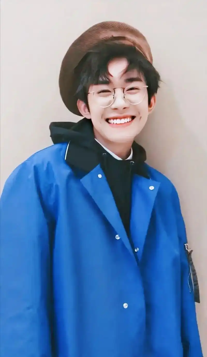 梨涡少年的治愈系笑容攻击,试问谁能抵挡得住玺子哥的魅力?#易烊千玺