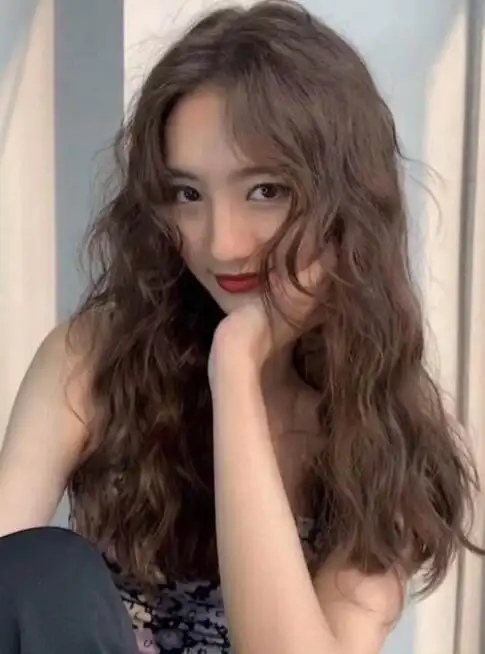 2022卷发中长发,这几款中长发卷发太美了_发型造型_宝妈时尚生活网