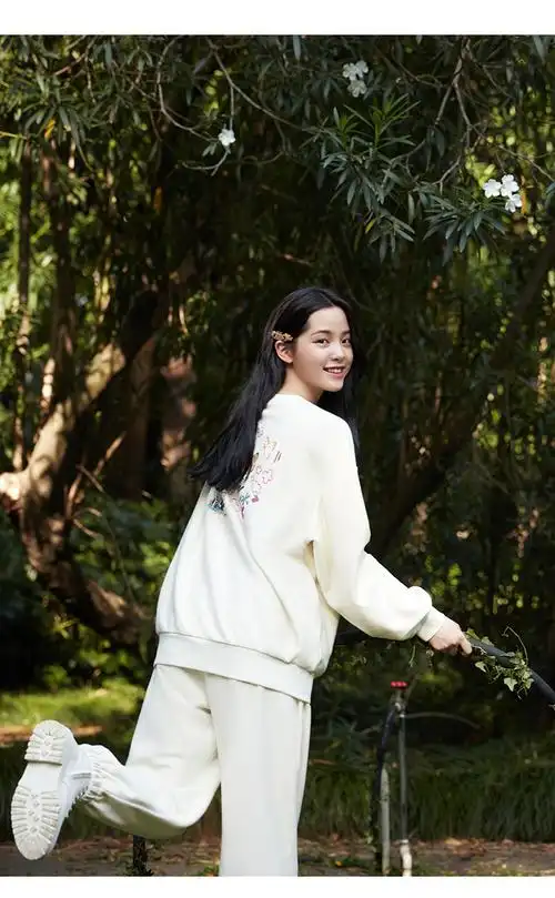 小鹿斑比联名太平鸟欧阳娜娜同款印花圆领卫衣新低159元包邮需领券