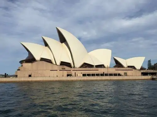 【携程攻略】悉尼悉尼歌剧院景点,不愧是世界著名的圣地,在渡船上远远