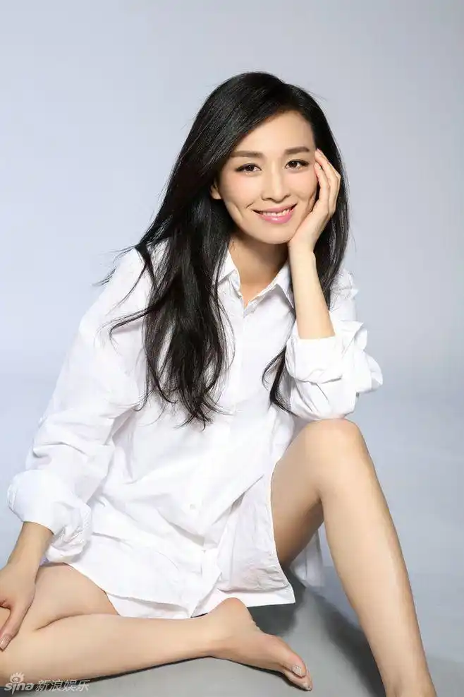 组图:张庭曝光白衬衫写真 简约性感美腿抢镜 : 张庭曝光一组白色衬衫