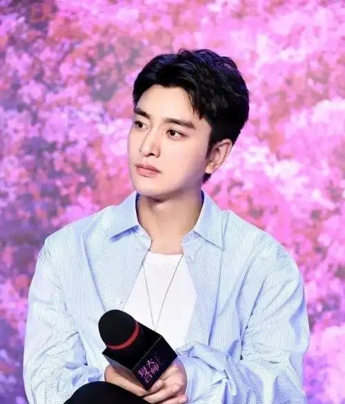 贾乃亮直播再出状况,美容仪价格遭质疑,网友热议上热搜!