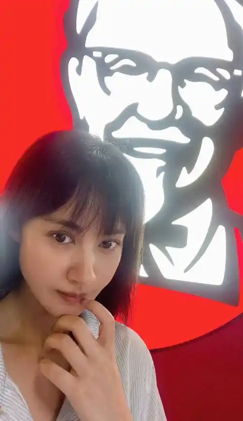 演员杨雪晒出近照,身穿病号服,双眼浮肿一脸憔悴,网友扒出真相_影响力