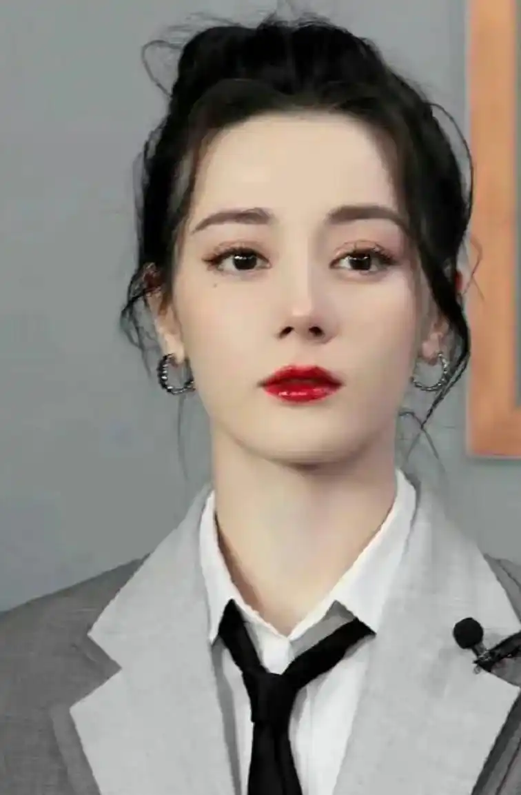 迪丽热巴淡妆照曝光,浓颜的她还合适浓妆,素颜时期的她非常害羞