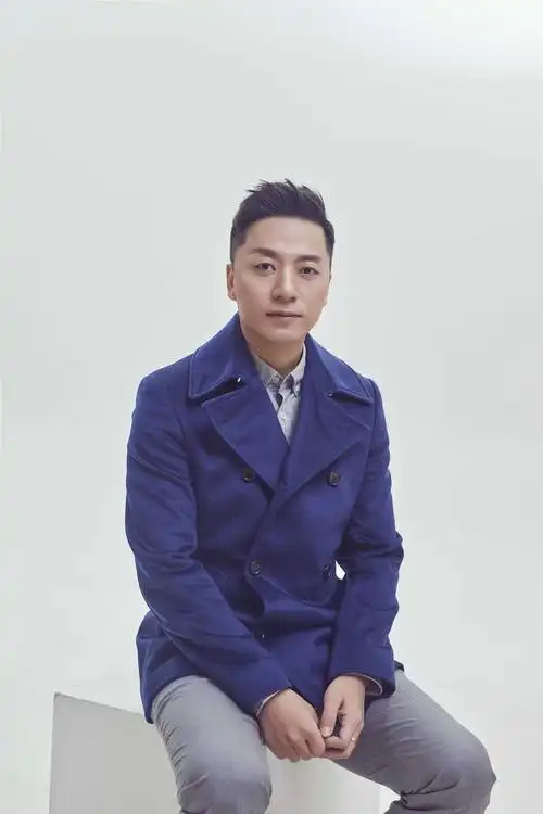 歌手张磊再度献声热播剧工作之余赶赴俄罗斯观球