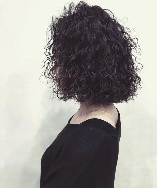 今冬流行烫满头发型20多款,时尚还保暖,烫完真洋气